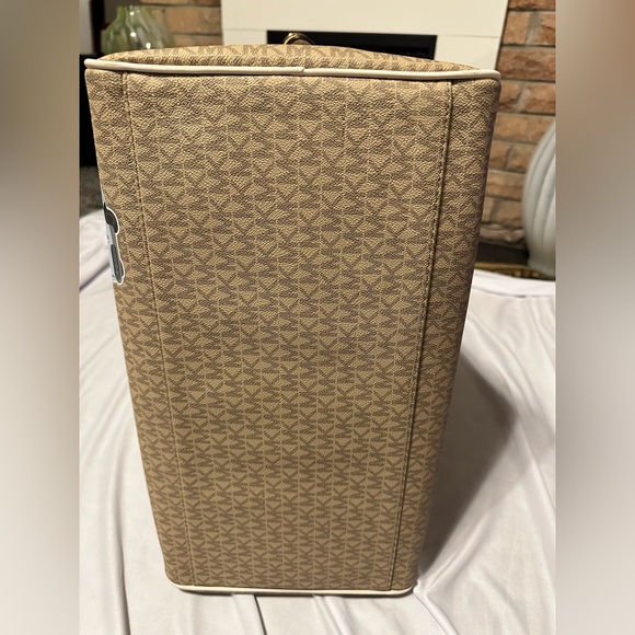 Michael Kors NWT large weekend travel bag. Beautiful Miami style bag so cute - Picture 9 of 16